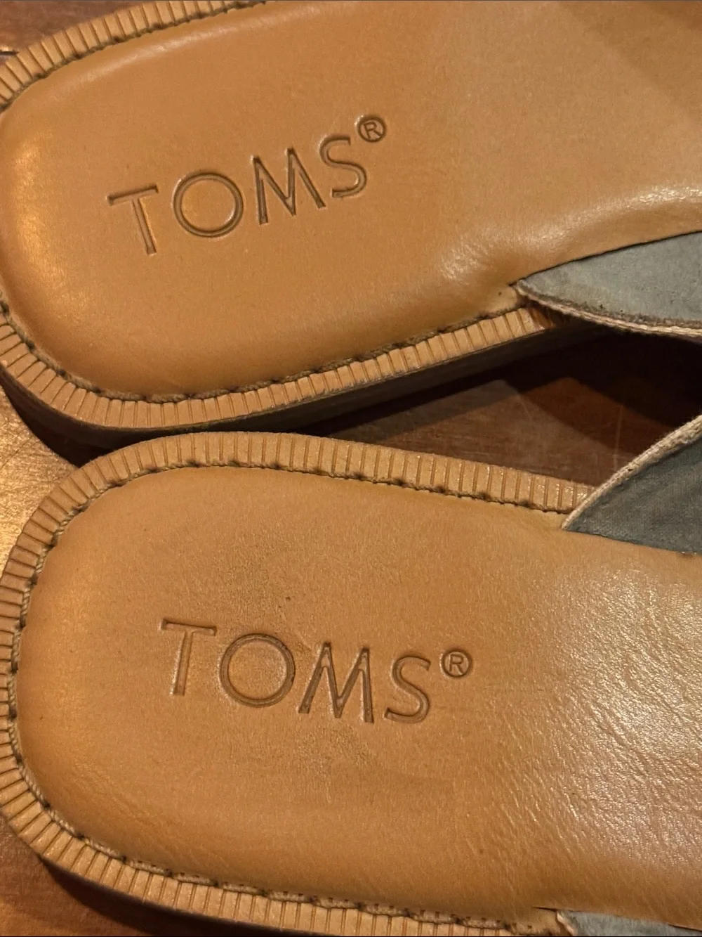 TOMS Women’s VIV Silver Speccio Slide Sandal Shoe 9.5 Metallic Crisscross Strap